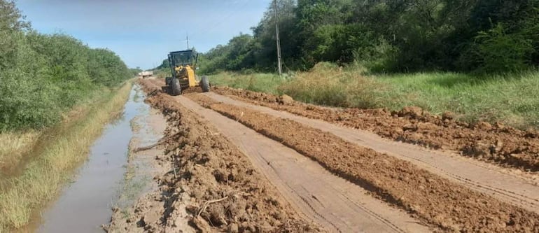 Maquinaria de la Gobernacion, reparando camino en Fuerte Olimpo