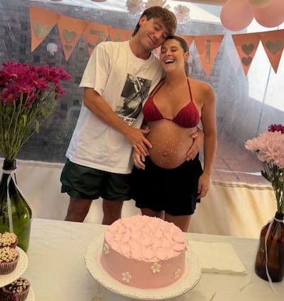 Paulo Londra y Martina Quetglas aguardan felices a Justi.