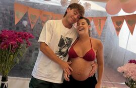 Paulo Londra y Martina Quetglas aguardan felices a Justi.