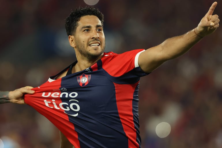 Cecilio Domínguez, futbolista de Cerro Porteño, festeja un gol en el partido frente a Sporting Cristal por la fecha 6 del Grupo F de la Copa Libertadores 2026 en el estadio La Nueva Olla, en Asunción, Paraguay.