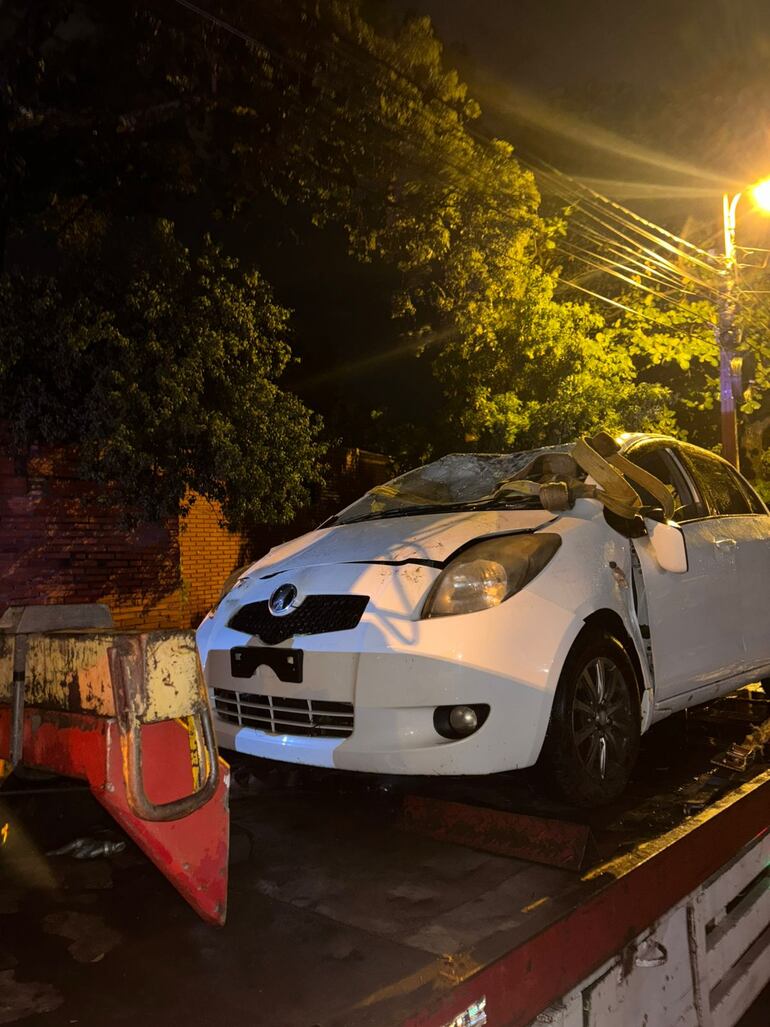 Una conductora cayó con su vehículo a un canal de desagüe pluvial en el Bañado Tacumbú.