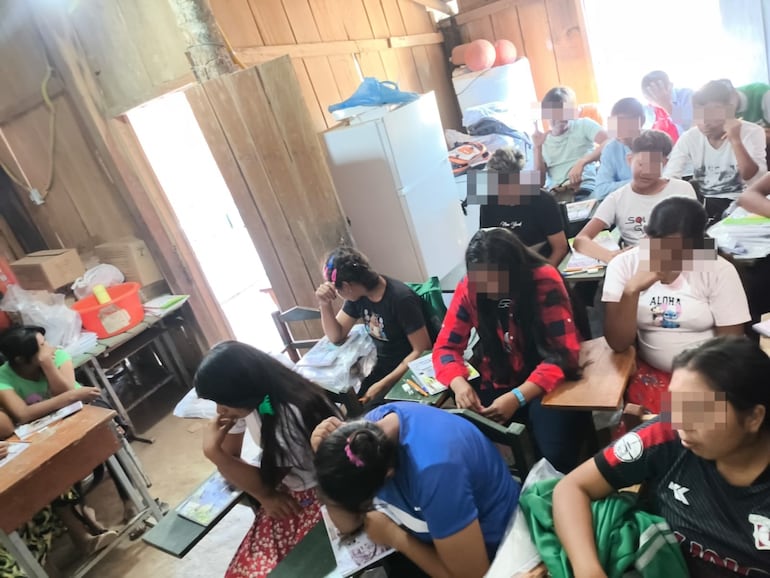 Indignante: escuela indígena sobrevive en la vieja casa de su directora por desidia del MEC