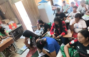 Alumnos de la escuela Juana Bautista Gómez, de Puerto Pinasco, dan clases en la antigua vivienda de la directora, por falta de aulas.