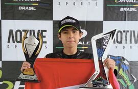 Oliver Cuevas, sus trofeos y la bandera tricolor que marcó nuevamente presencia en Brasil.