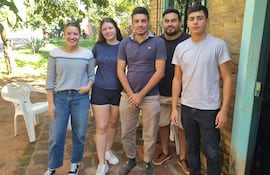 Jóvenes sanjuaninos preparan colecta de abrigos. De izquierda a derecha: Camilo Feltes, Yasira Ocampos, Víctor Gómez, Cristian Verá y Víctor Quintana.