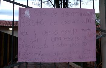 Carteles de este tenor fue colocado en el acceso de la institución. La madre pidió que su denuncia sea escuchada por las autoridades.