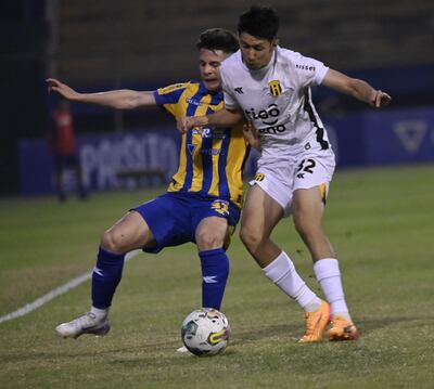 Aldo Parra y Alexis Cantero pelean por la posesión del balón