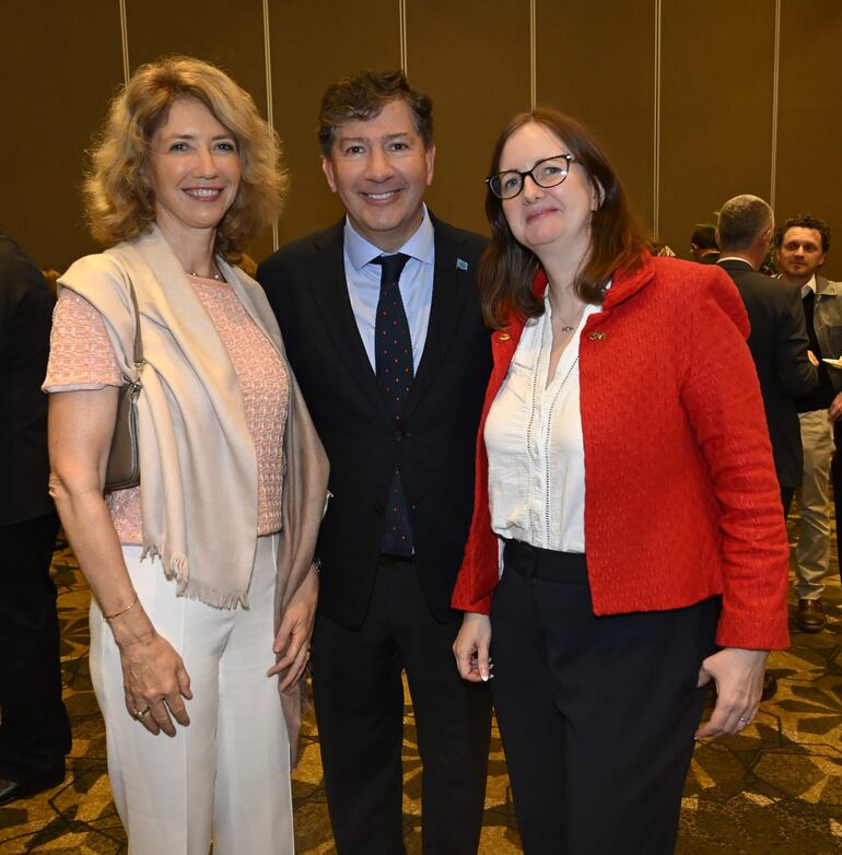 Katja Afheldt, embajadora de la Unión Europea, Igor Garafulich y Danielle Dunne, embajadora de Gran Bretaña.