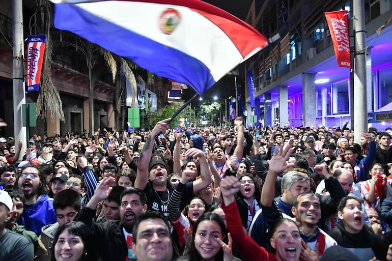 Miles de personas festejaron anoche en el microcentro de Asunción la victoria de la Albirroja.