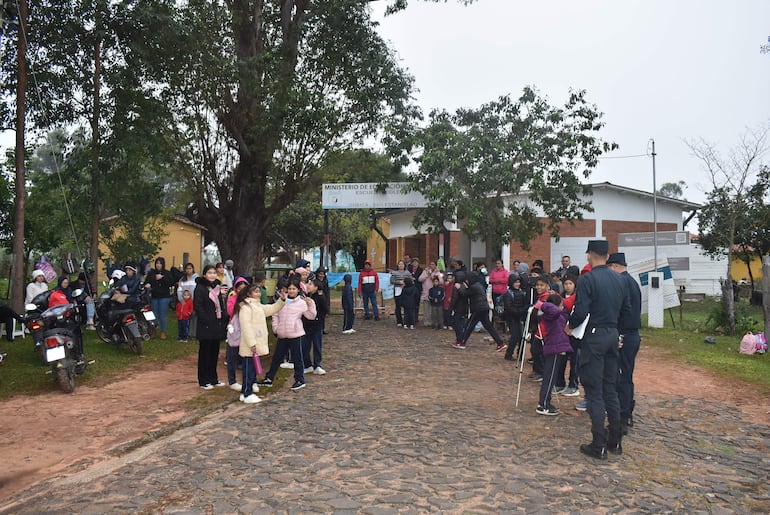Toman escuela en Santaní: ¿qué exigen al MEC? - Nacionales