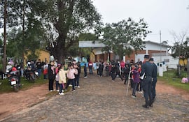 La comunidad educativa de la escuela Dr. Raúl Peña se encuentra cerrada por la medida de fuerza encabezada por los padres de familia