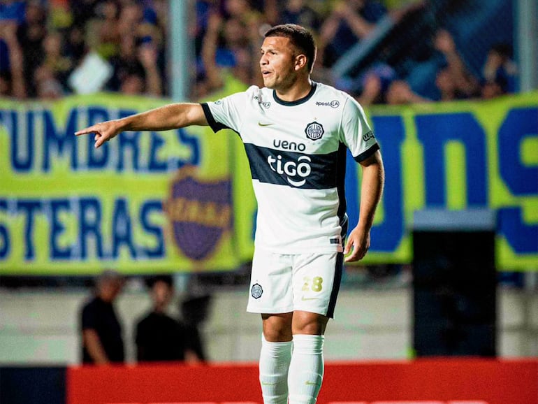 Hugo Quintana, futbolista de Olimpia, durante el amistoso ante Boca Juniors en el estadio San Nicolás de los Arroyos, en San NIcolás, Argentina.