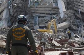 Rescatistas buscan supervivientes del derrumbe de un edificio tras un terremoto en Bangkok, Tailandia, este viernes. Un terremoto de magnitud 7.7 sacudió Myanmar, según el Servicio Geológico de Estados Unidos (USGS), y se sintieron temblores en la vecina Tailandia.EFE/ Narong Sangnak