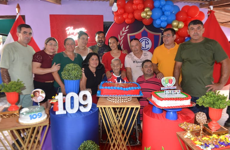 Juan Bautista Cantero Silva, con sus nietos y sobrinos.