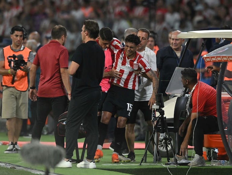 El paraguayo Santiago Arzamendia, jugador de Estudiantes de La Plata, con síntomas de mucho dolor en un partido frente a Racing de Avellaneda por la final del torneo Clausura 2025 de la Liga Profesional de Argentina en el estadio Madre de Ciudades, en Santiago del Estero, Argentina.