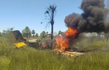 Una avioneta que se estrelló este sábado ardió en llamas, pero el piloto sobrevivió.