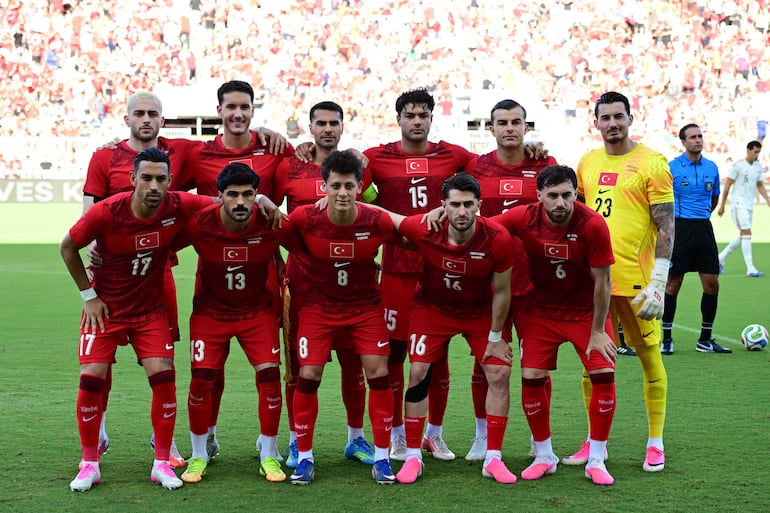 Jugadores de Turquía forman este sábado, previo a un partido amistoso previo al Mundial de la FIFA 2026 entre Venezuela y Turquía en el estadio Nu en Miami (EE.UU.).
