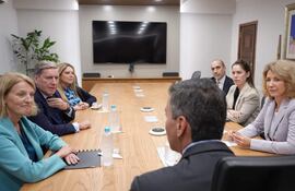 Los eurodiputados visitaron ayer a Santiago Peña (ANR-HC) en Mburuvicha Róga.