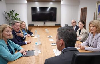 Los eurodiputados visitaron ayer a Santiago Peña (ANR-HC) en Mburuvicha Róga.