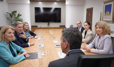 Los eurodiputados visitaron ayer a Santiago Peña (ANR-HC) en Mburuvicha Róga.