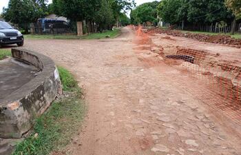Las obras de alcantarillado sanitario dejan destruidas calles de Carapeguá, según las quejas de lugareños.