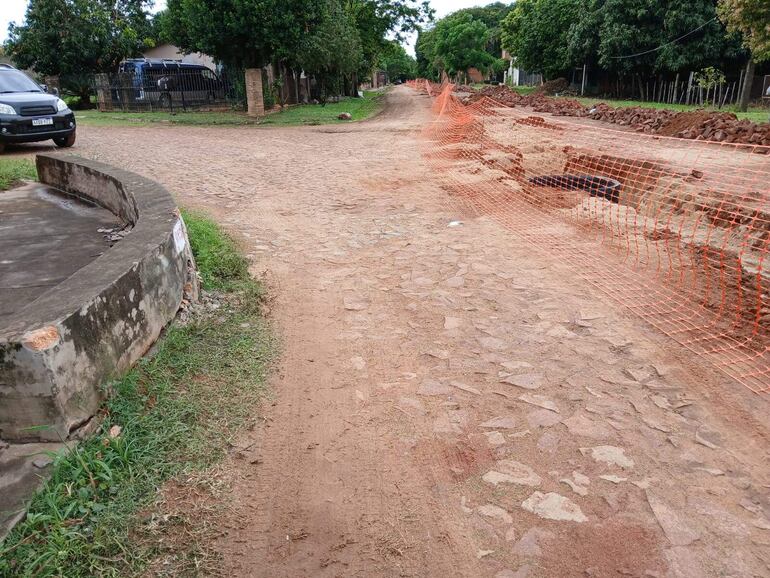 Carapeguá: obras de alcantarillado dejan calles intransitables, según denuncias