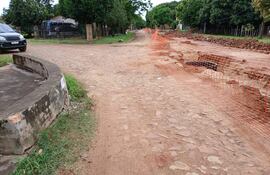 Las obras de alcantarillado sanitario dejan destruidas calles de Carapeguá, según las quejas de lugareños.