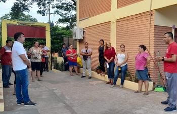 El director de la Escuela San Francisco de Asís, y el intendente de San Antonio de San Antonio, Richard Ocampos y Santiago Aguilera, respectivamente, dialogan con los padres sobre el almuerzo escolar y la doble escolaridad.