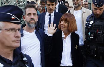 Gisele Pelicot (dcha.), acompañada de su hijo Florian Pelicot (izq.), sale del tribunal penal de Gard, en Nimes, Francia, el 8 de octubre de 2025.