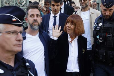 Gisele Pelicot (dcha.), acompañada de su hijo Florian Pelicot (izq.), sale del tribunal penal de Gard, en Nimes, Francia, el 8 de octubre de 2025.