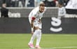 El jugador del Santos, Neymar, reacciona este domingo en un partido contra el Coritiba correspondiente a la jornada 16 del Campeonato Brasileño, en el estadio Neo Química Arena, en Sao Paulo (Brasil). El '10' sufrió una nueva derrota en la víspera de que el seleccionador de Brasil, Carlo Ancelotti, divulgue la lista de 26 jugadores para el Mundial de Estados Unidos, México y Canadá, que comenzará en junio.