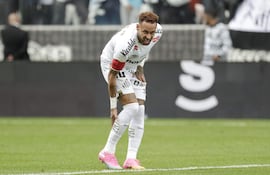 AMDEP5197. SAO PAULO (BRASIL), 17/05/2026.- El jugador del Santos, Neymar, reacciona este domingo en un partido contra el Coritiba correspondiente a la jornada 16 del Campeonato Brasileño, en el estadio Neo Química Arena, en Sao Paulo (Brasil). El '10' sufrió una nueva derrota en la víspera de que el seleccionador de Brasil, Carlo Ancelotti, divulgue la lista de 26 jugadores para el Mundial de Estados Unidos, México y Canadá, que comenzará en junio. EFE/Sebastiao Moreira