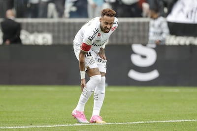 El jugador del Santos, Neymar, reacciona este domingo en un partido contra el Coritiba correspondiente a la jornada 16 del Campeonato Brasileño, en el estadio Neo Química Arena, en Sao Paulo (Brasil). El '10' sufrió una nueva derrota en la víspera de que el seleccionador de Brasil, Carlo Ancelotti, divulgue la lista de 26 jugadores para el Mundial de Estados Unidos, México y Canadá, que comenzará en junio.