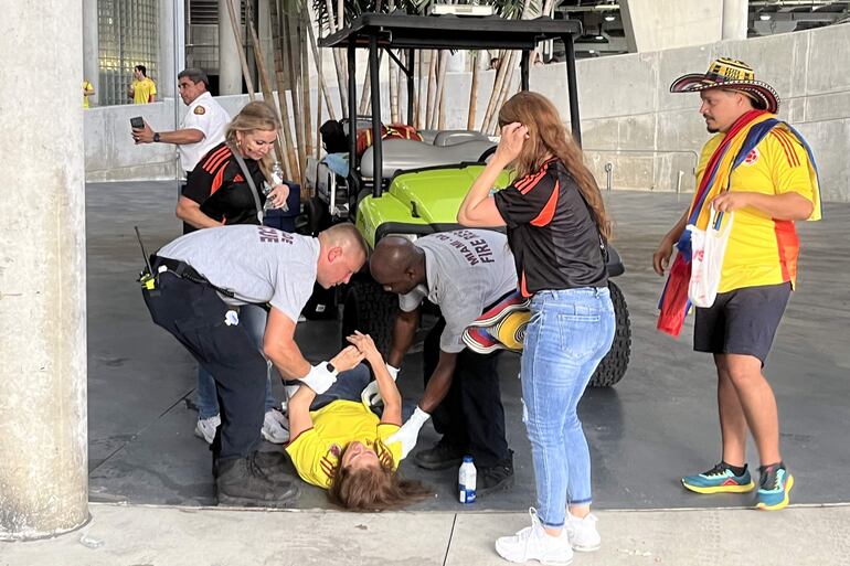 Una mujer es atendida luego de sufrir un desmayo en el estadio Hard Rock previo al partido final entre Argentina y Colombia de la Copa América este domingo, en Miami (Estados Unidos).