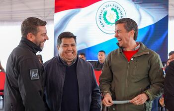 El pedido de informes busca saber sobre eventuales montos cobrados por el presidente de la República, Santiago Peña (der).