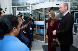 El príncipe William y la princesa Kate hablando con el personal al final de su visita al Hospital Charing Cross en el oeste de Londres. (Isabel Infantes / POOL / AFP)