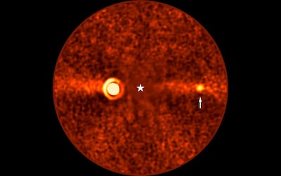 Fotografía de 'Beta Pictoris d', obtenida con el Very Large Telescope (VLT) de ESO, en la que se indica con una flecha el exoplaneta descubierto.