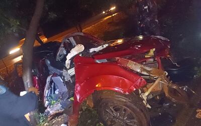 El vehículo de la víctima quedó inservible tras el violento choque.