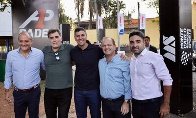 Hasta el presidente de la República ,Santiago Peña (c), acudió al torneo y posteo esta fotografía en sus redes sociales. En la foto junto con Víctor Manuel Pecci, exministro de Deportes, Camilo Pérez, presidente del Comité Olímpico Paraguayo y otros invitados.