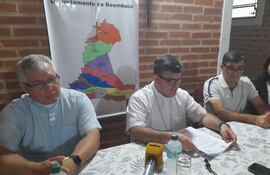 El obispo diocesano, monseñor Osmar López (Centro) informo que el próximo 20 de diciembre se realizará la maratón solidaria con el lema "Colaboro con mi iglesia". En la mesa le acompañan el párroco Luis Decoud y el diácono Utilio Palmerola.