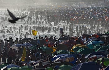 Personas toman el sol, en la playa de Ipanema en Rio de Janeiro (Brasil).