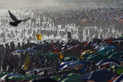 Personas toman el sol, en la playa de Ipanema en Rio de Janeiro (Brasil).