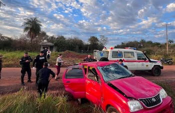 La mujer fue hallada mal herida y ensangrentada dentro de el automovil rojo de la imagen.