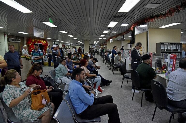 Gran cantidad de contribuyentes se presentaron este miércoles en la Dirección de Recaudaciones de la Municipalidad de Asunción.