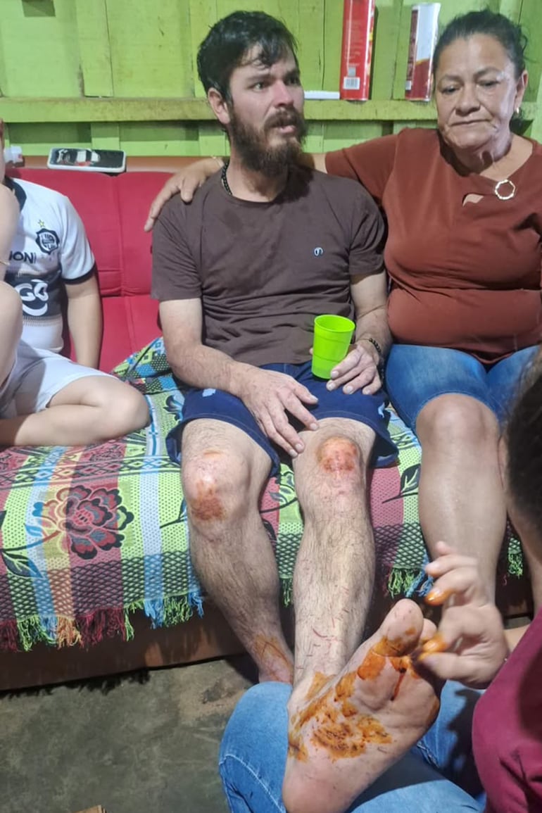 Almir De Brum Da Silva reposa al lado de su madre, Almir De Brum Da Silva, tras ser liberado en Curuguaty.