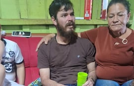 Almir De Brum Da Silva reposa al lado de su madre, Almir De Brum Da Silva, tras ser liberado en Curuguaty.