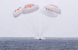 Una fotografía de mano distribuida por la NASA muestra la nave espacial Crew Dragon Endurance de SpaceX mientras ameriza en el océano Pacífico, frente a la costa de San Diego, Estados Unidos, el 9 de agosto de 2025.