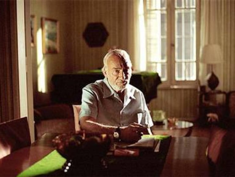 Héctor Alterio en una escena de la miniserie de televisión "Vientos de agua".