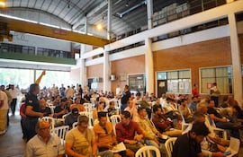 Subasta de vehículos en desuso de la ANDE.