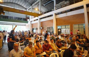 Subasta de vehículos en desuso de la ANDE.